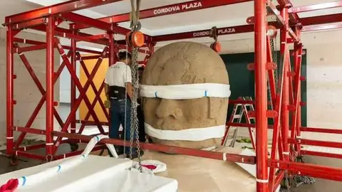 La Cabeza Olmeca es embalada para su traslado a EAU. (MAX)