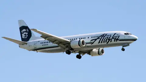 Avión de Alaska Airlinea se prepara para llevar a cabo un aterrizaje. (pxhere.com)