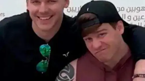 Los dos hermanos en una imagen de Instagram.