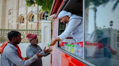Un empleado entrega agua gratis a trabajadores. (X)