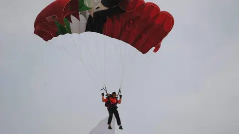 Un paracaidista en plena demostración. (WAM)