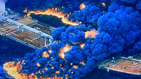 Un imagen de X del petrolero en llamas.