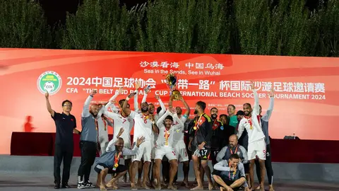 El equipo de fútbol playa de EAU tras su victoria. (WAM)