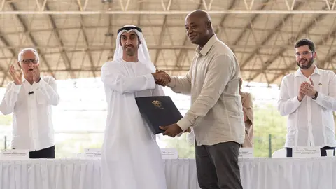 El embajador emiratí en Colombia entrega el Memorando de construcción del hospital. (Cancillería de Colombia)