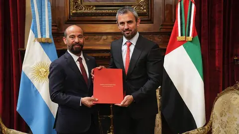 El embajador emiratí (izquierda) junto al presidente de la Cámara de Diputados de Argentina. (WAM)