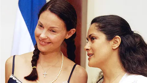 Ashley Judd -izquierda- y Salama Hayek, durante la campaña contra el Sida que protagonizaron en Nicaragua. (La Nación)