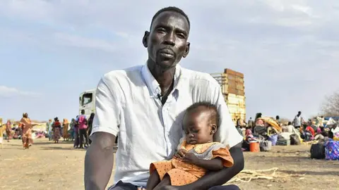 Un padre y su hija en Sudán. (X)