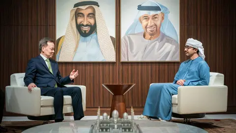 El jeque Abdullah bin Zayed Al Nahyan junto al miembro del Politburó del Partido Comunista Chino. (WAM)