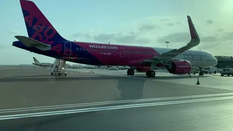 Un avión de Wizzair en el aeropuerto de Abu Dhabi. (EL CORREO)