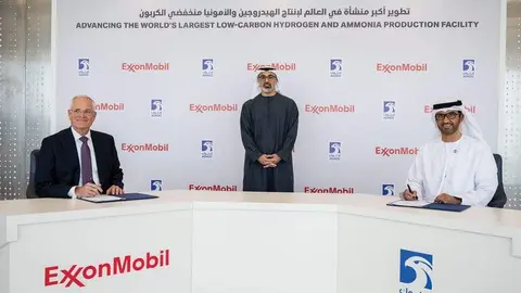 Un momento de la firma de la asociación estratégica entre ADNOC y ExxonMobil Corporation. (WAM)