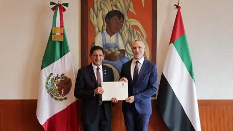 A la izquierda, el embajador emiratí junto al funcionario mexicano. (X)