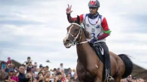 Saeed Ahmed Jaber Al Harbi, del equipo de Emiratos Árabes Unidos, obtuvo la medalla de plata. (WAM)
