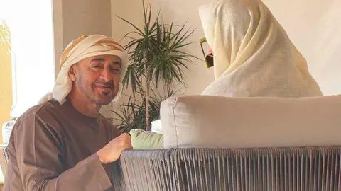 El presidente de EAU junto a su madre la jequesa Fatima bin Mubarak. (Fuente externa)