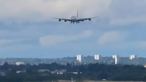 Captura de pantalla del A380 justo antes de tomar tierra. (Youtube)