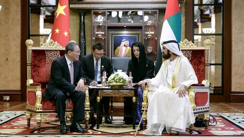 El gobernante de Dubai junto al primer ministro chino. (WAM)