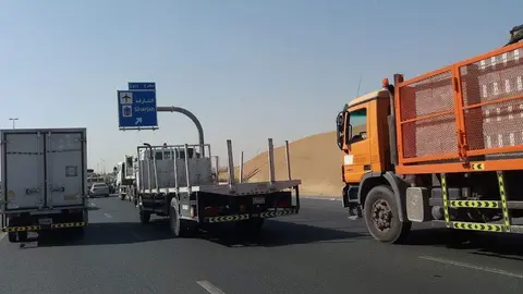 Camiones en Emiratos. (EL CORREO)