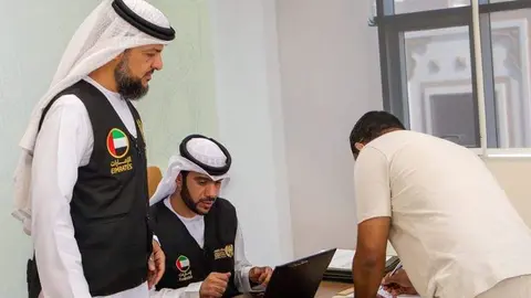 Miembros de la organización benéfica emiratí. (WAM)