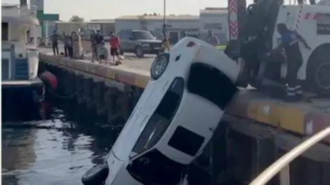 Captura de pantalla de un vídeo de operación de rescate difundido por la Policía de Dubai.