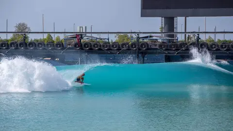 Un surfista en Abu Dhabi. (X)