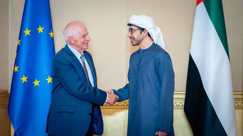 El ministro de Exteriores de EAU saluda al alto representante de la UE. (WAM)