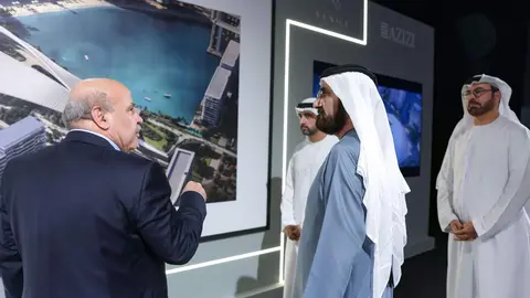 El gobernante de Dubai observa los planos del megaproyecto. (WAM)