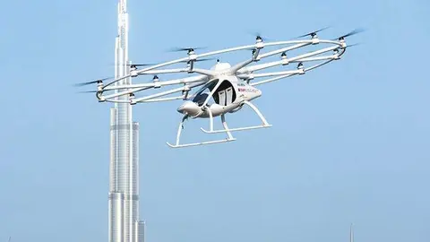 Un taxi volador realiza un vuelo de prueba con el Burj Khalifa de fondo en Dubai. (Fuente externa)