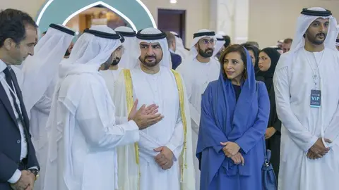 Autoridades de Sharjah durante la presentación de la licencia comercial por IA. (WAM)