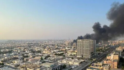 El humo del incendio era visible en gran parte de la ciudad. (X)