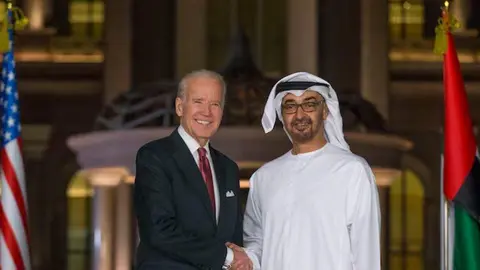 El jeque Mohamed, entonces príncipe heredero de Abu Dhabi se reunió con el entonces vicepresidente Joe Biden en el Emirates Palace en marzo de 2016. (Corte del Príncipe Heredero)