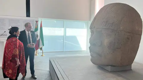 El director del museo del Louvre Abu Dhabi junto a  la sububsecretaria de Relaciones Exteriores de México ante la Cabeza Olmeca. (EL CORREO)