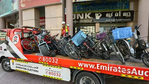 La Policía de Dubai dufindió una imagen de los vehículos confiscados en Naif.