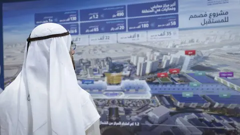 El gobernante de Dubai ante la maqueta del centro de exhibición. (WAM)