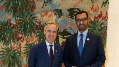 Sultan Al Jaber (derecha), ministro de Industria y Tecnología Avanzada de EAU y presidente de Masdar y Connor Teskey (i), director ejecutivo de Brookfield Renewable Partners. (WAM)