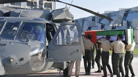 Traslado de uno de los cuerpos de los militares fallecidos. (WAM)