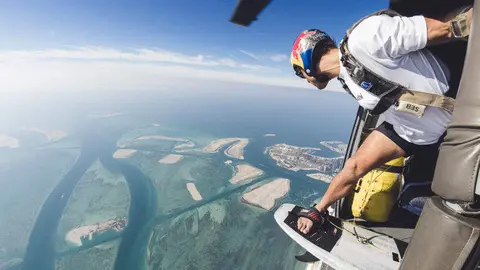 Sebastián Álvarez salta en Abu Dhabi desde un helicóptero. (X)
