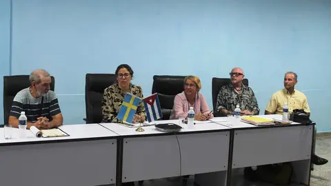 En la imagen de izquierda a derecha:  Ismael Hernández,  Beatriz Dávila, Varinia González, el profesor Karlsson y Luis el Estudiante. (Cedida)