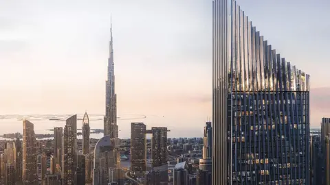 A la derecha la Tiger Sky Tower en el centro de Dubai. (X)