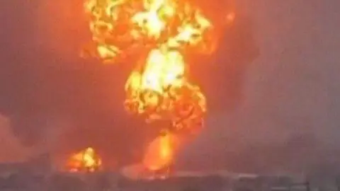 Una captura de imagen extraída de un vídeo publicado en las redes sociales este domingo muestra columnas de humo sobre la ciudad portuaria de Hodeidah. (X)