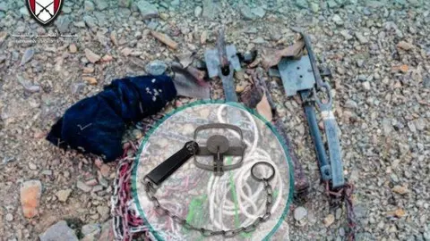 Una de las trampas en una imagen difundida por las autoridades. (X)