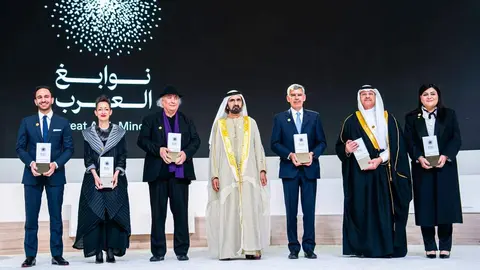 El gobernante de Dubai junto a las mentes árabes premiadas en la edición de 2023. (WAM)