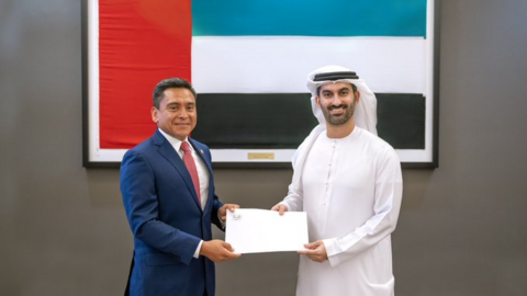 El nuevo embajador de El Salvador en Abu Dhabi junto al subsecretario del Ministerio de Asuntos Exteriores de EAU. (X)