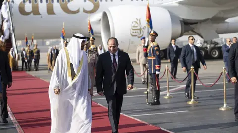 El jeque Mohamed es recibido por el presidente de Egipto. (WAM)