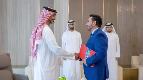 El embajador de Venezuela en EAU junto al príncipe heredero de Ajman. (WAM)