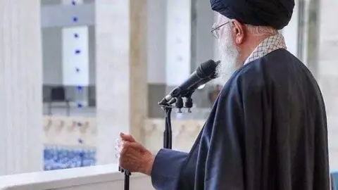 El ayatolá iraní con su fusil. (X)