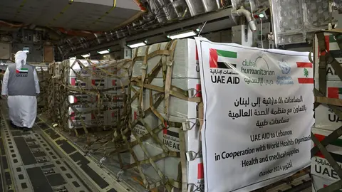 La carga de ayuda emiratí al Líbano en un avión. (WAM)