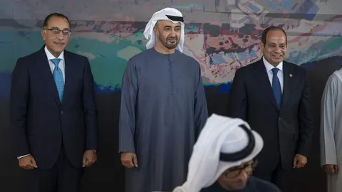 Los presidentes de Egipto y EAU, primero y segundo por la derecha, presencian la firma del acuerdo. (WAM)