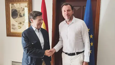 El ministro español de Transportes -derecha- a la derecha saluda al embajador de Epaña en Abu Dhabi. (X)