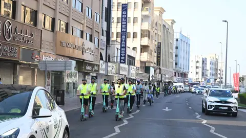 Miembros de la policía en patinetes por Dubai. (X)