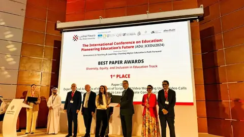 En primer término, Aida Tarifa recibe el galardón por su trabajo educativo en Abu Dhabi. (Cedida)