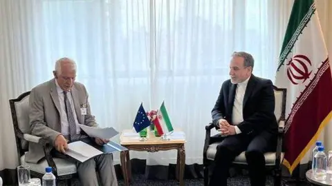 El ministro de Exteriores de Irán junto al representante de la Unión Europea. (X)